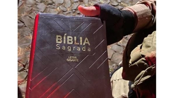 Caso foi registrado na madrugada da segunda-feira (13); segundo Polícia Militar, homem usou bíblia para agredir mulher enquanto ameaçava vítima com facão