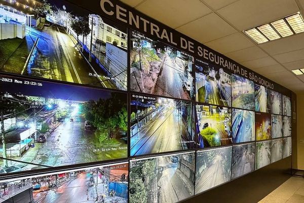 Central de Segurança da prefeitura monitora os alagamentos em São Gonçalo