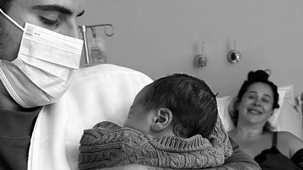 Enzo Celulari compartilha fotos do nascimento do filho de Claudia Raia 