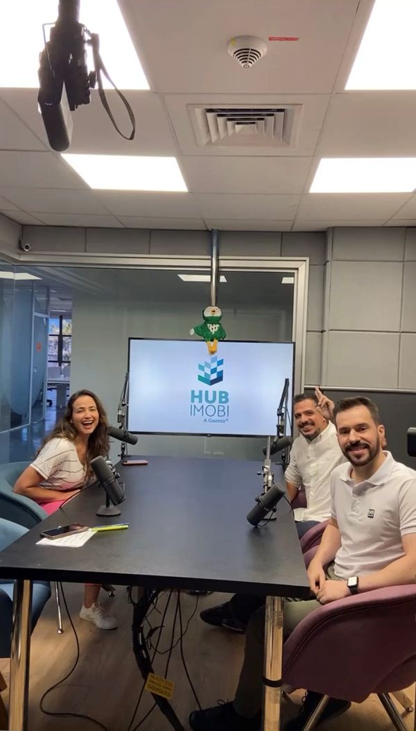 Da esquerda para direita: Aline Stefanon, Presidente da Morar; Plínio Machado, Gerente de Inovação e Qualidade e Filippe Vieira, Diretor Comercial da Morar na gravação do vídeocast no Fonte Hub, na Rede Gazeta l Morar Construtora realiza Marketing Day na Rede Gazeta