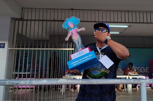 Neno Bahia, presidente da Independente de Eucalipto, erguendo o troféu do grupo B