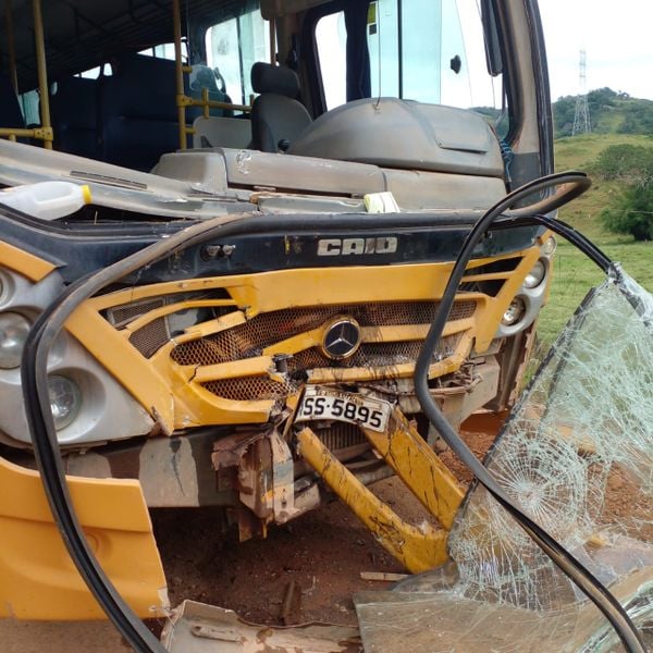 Ônibus escolar se envolve em acidente nesta quinta-feira (16), em  Atílio Vivácqua  por Leitor | A Gazeta