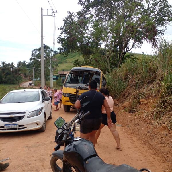 Ônibus escolar se envolve em acidente nesta quinta-feira (16), em  Atílio Vivácqua  por Leitor | A Gazeta