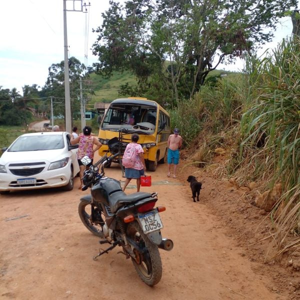 Ônibus escolar se envolve em acidente nesta quinta-feira (16), em  Atílio Vivácqua  por Leitor | A Gazeta