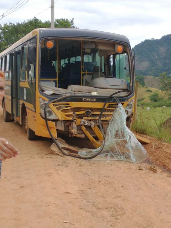 Ônibus escolar se envolve em acidente nesta quinta-feira (16), em  Atílio Vivácqua  por Leitor | A Gazeta