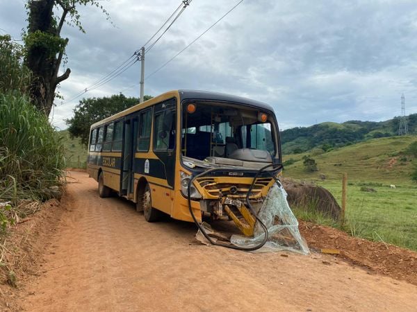 Acidente entre dois ônibus escolares deixa crianças feridas em Atílio Vivácqua