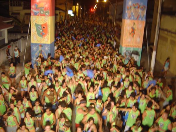 Multidão participa do Bloco Para Rai, em Conceição da Barra