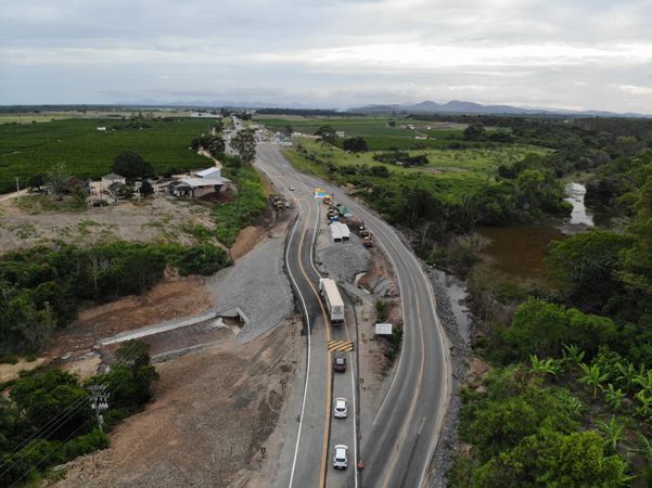 O trecho do km 171,3 da BR 101 em Aracruz, interditado devivo a erosões em dezembro do ano passado, foi particularmente liberado nesta quinta-feira (16)