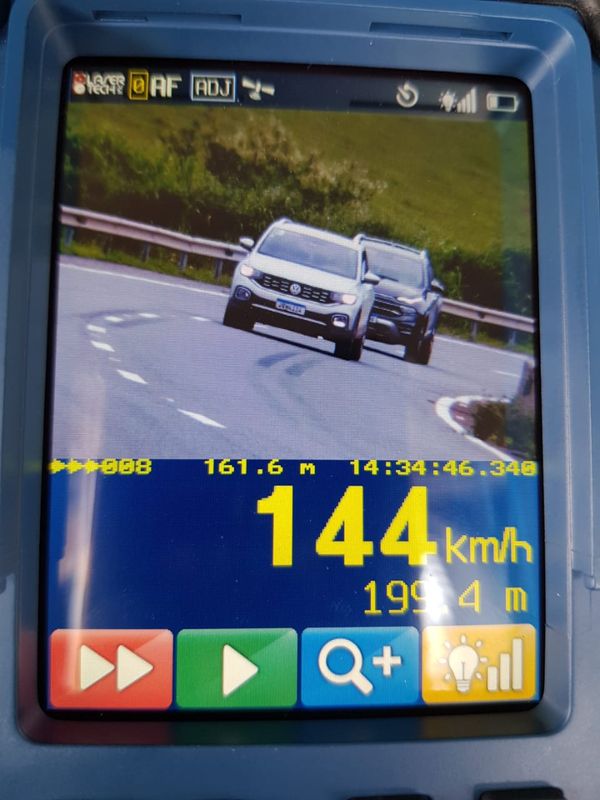 Polícia flagra carros a mais de 140km/h na BR 101, em Iconha por Divulgação \ PRF