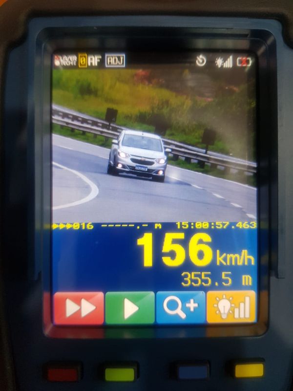 A PRF registrou flagras de veículos a mais de 140km/h na BR 101, em Iconha por Divulgação \ PRF