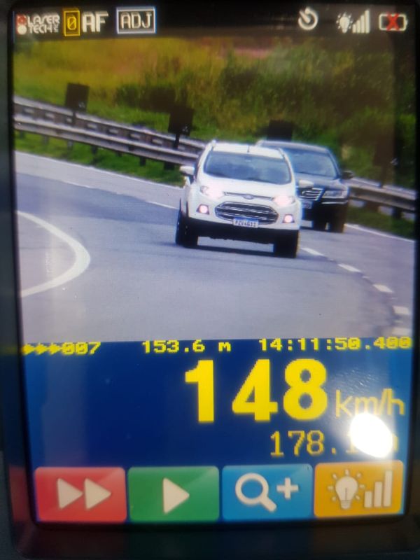 A PRF registrou flagras de veículos a mais de 140km/h na BR 101, em Iconha por Divulgação \ PRF