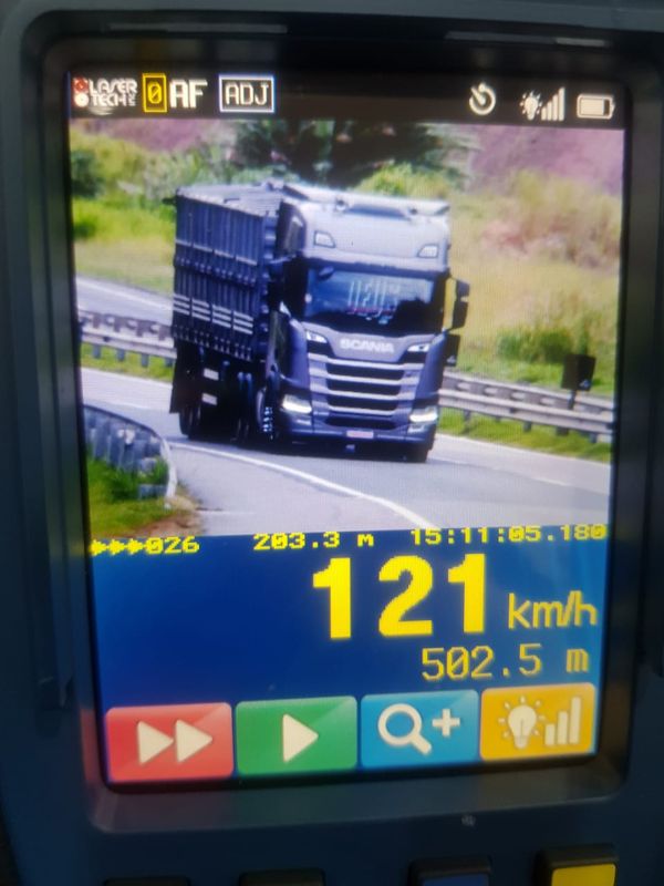 A PRF registrou flagras de veículos a mais de 140km/h na BR 101, em Iconha por Divulgação \ PRF