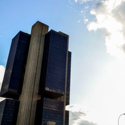 A suspeita é que os fundos tinham como donos indivíduos que operavam como laranjas do banqueiro Daniel Vorcaro, dono do Master.