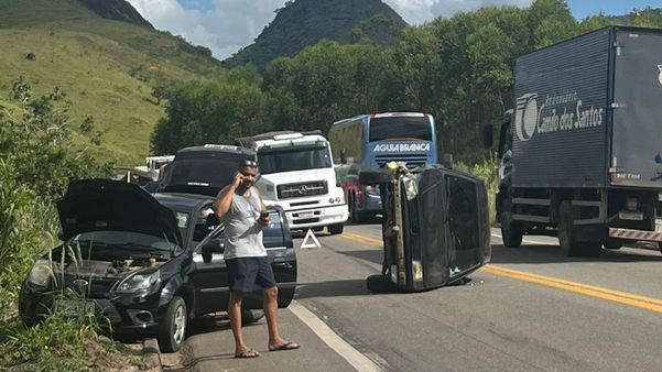 Carro capota em acidente na BR 259 em João Neiva