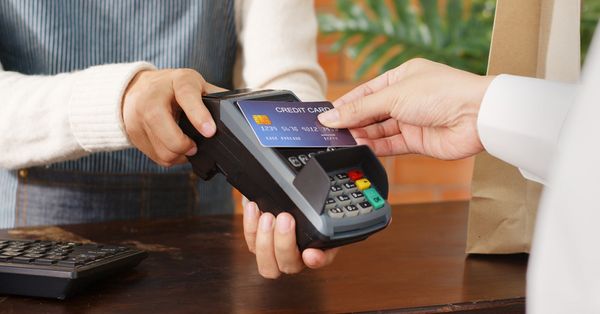 Fique de olho no cartão e na máquina de cartão de crédito durante as compras