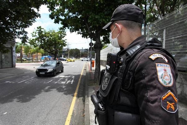 PMs usam meias com rosto de Bolsonaro, contrariando regulamento de uniforme