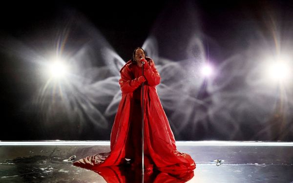Rihanna durante apresentação no intervalo do Super Bowl