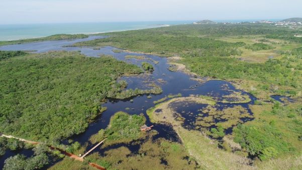Vista aérea do Parque Paulo César Vinha, com destaque para a Lagoa de Caraís e a vegetação de restinga