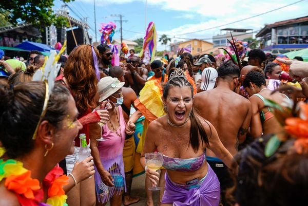 Carnaval: 'Banho de Mar a Fantasia' agita Manguinhos, na Serra  por Vitor Jubini