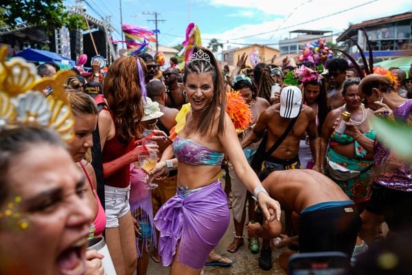 Carnaval: 'Banho de Mar a Fantasia' agita Manguinhos, na Serra  por Vitor Jubini