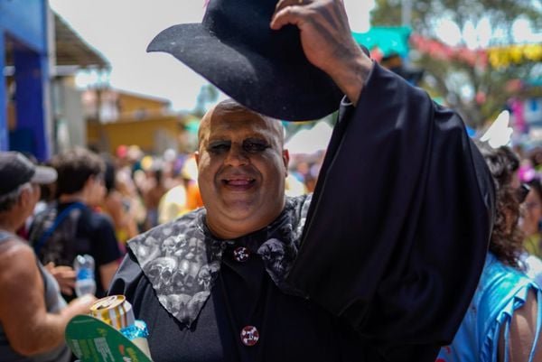 Carnaval: 'Banho de Mar a Fantasia' agita Manguinhos, na Serra  por Vitor Jubini