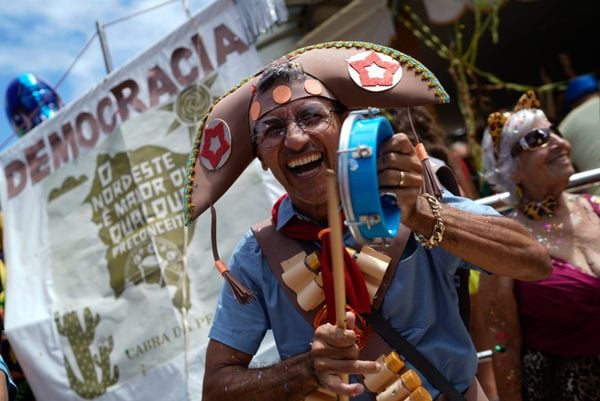 Carnaval: 'Banho de Mar a Fantasia' agita Manguinhos, na Serra  por Vitor Jubini