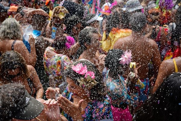 Carnaval: 'Banho de Mar a Fantasia' agita Manguinhos, na Serra  por Vitor Jubini