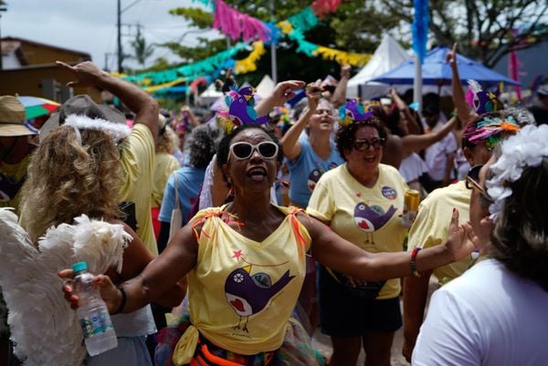 Carnaval: 'Banho de Mar a Fantasia' agita Manguinhos, na Serra  por Vitor Jubini