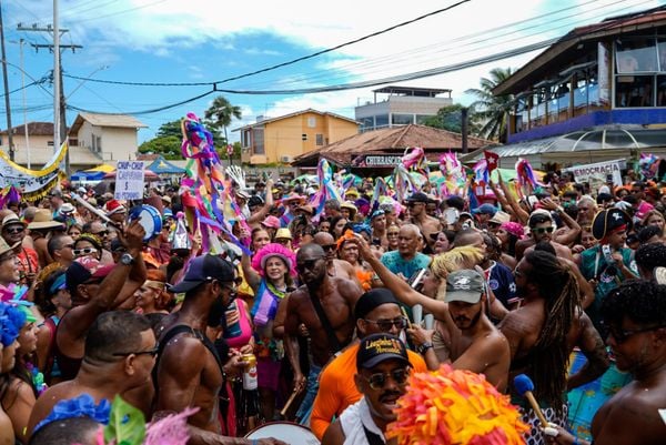 Carnaval: 'Banho de Mar a Fantasia' agita Manguinhos, na Serra  por Vitor Jubini