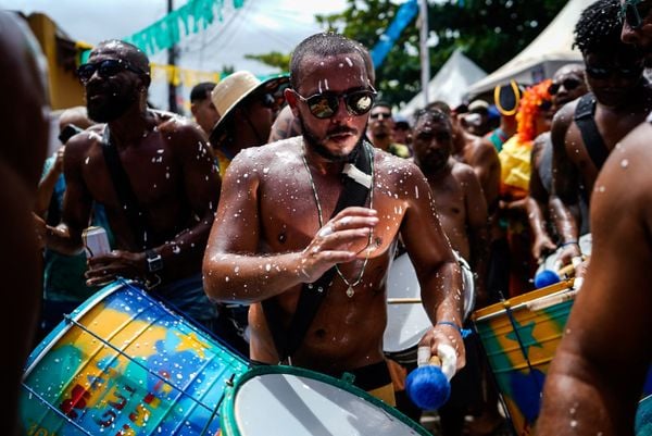 Carnaval: 'Banho de Mar a Fantasia' agita Manguinhos, na Serra  por Vitor Jubini