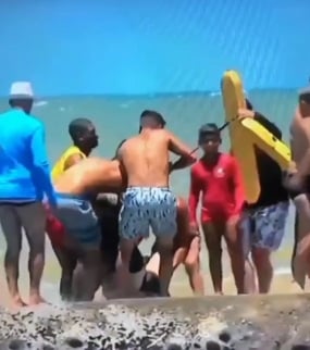 Pai e filha são resgatados após se afogarem em praia de Marataízes  por Filipe Vargas 