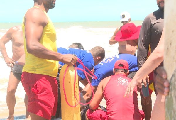 Pai e filha são resgatados após se afogarem em praia de Marataízes 