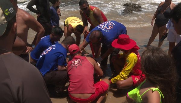 Pai e filha são resgatados após se afogarem em praia de Marataízes  por Filipe Vargas 