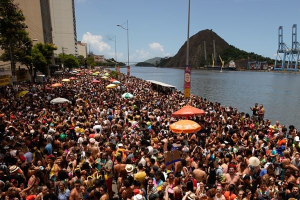 Bloco Regional da Nair desfila pela avenida Beira-Mar no Centro de Vitória por Vitor Jubini