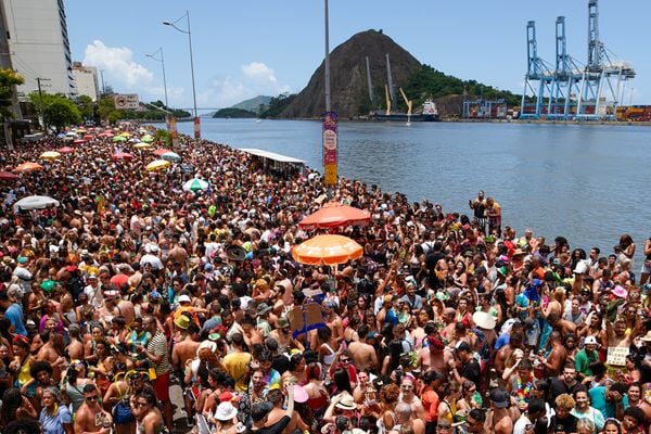 Bloco Regional da Nair desfila pela avenida Beira-Mar no Centro de Vitória por Vitor Jubini