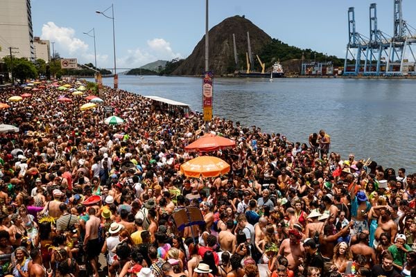 Bloco Regional da Nair desfila pela avenida Beira-Mar no Centro de Vitória por Vitor Jubini