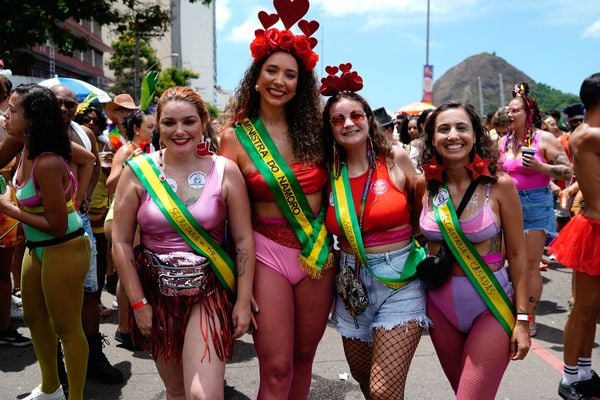 Bloco Regional da Nair desfila pela avenida Beira-Mar no Centro de Vitória por Vitor Jubini