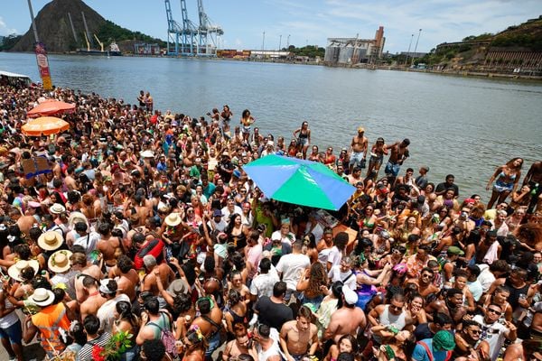 Bloco Regional da Nair desfila pela avenida Beira-Mar no Centro de Vitória por Vitor Jubini