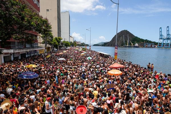 Bloco Regional da Nair desfila pela avenida Beira-Mar no Centro de Vitória por Vitor Jubini