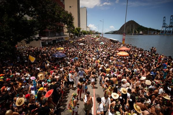 Bloco Regional da Nair desfila pela avenida Beira-Mar no Centro de Vitória