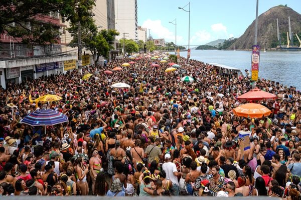 Prefeituras definem normas para a festa dos foliões no Carnaval 2024, estabelecendo percursos e proibições, como restrição ao uso de fogos de artifício