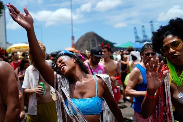 Bloco Regional da Nair desfila pela avenida Beira-Mar no Centro de Vitória por Vitor Jubini