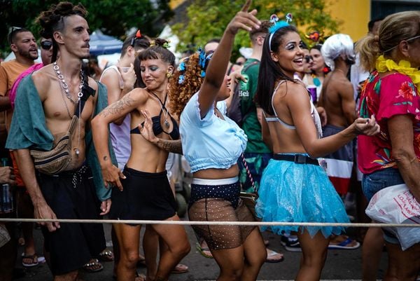 Bloco Regional da Nair desfila pela avenida Beira-Mar no Centro de Vitória por Vitor Jubini