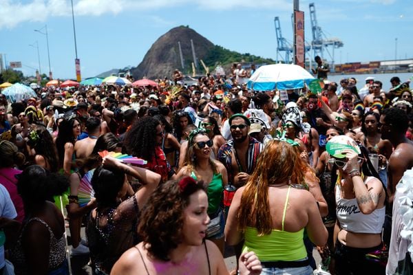 Bloco Regional da Nair desfila pela avenida Beira-Mar no Centro de Vitória por Vitor Jubini