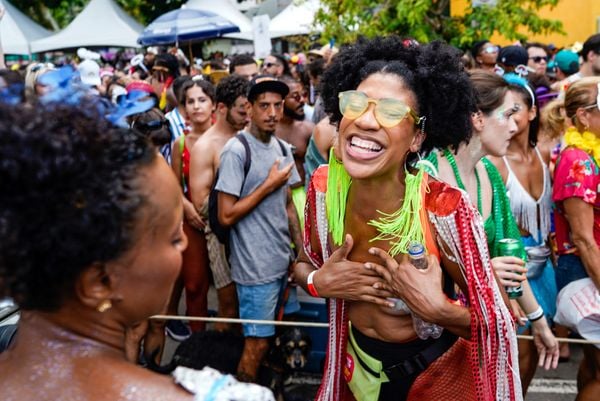 Bloco Regional da Nair desfila pela avenida Beira-Mar no Centro de Vitória por Vitor Jubini