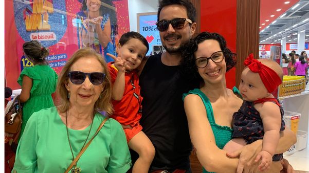Ana Beatriz e Felipe Macedo estavam no shopping com os filhos Bem e Gal quando encontraram a turma do Macakids
