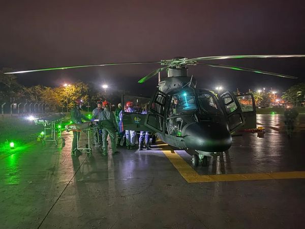 Helicóptero do Exército auxilia no transporte de vítimas em São Sebastião