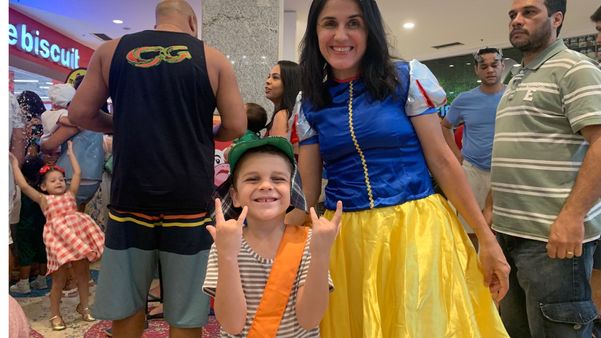O Juliano e a mãe Fernanda Oliveira entraram no clima do Carnaval e foram fantasiados atrás dos Macakids
