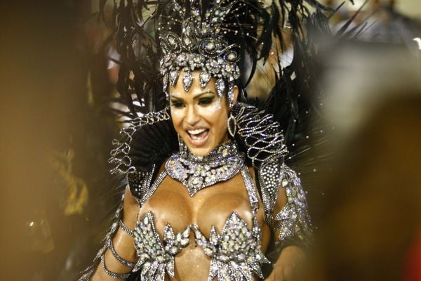 Gracyanne Barbosa durante desfile das escolas de samba do Rio de Janeiro