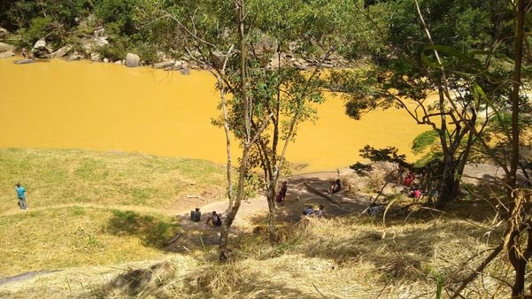 Rapaz morre e irmão desaparece após se afogar em rio de Ibitirama 